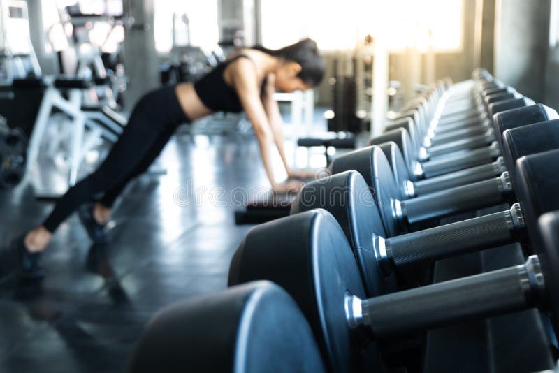 Flou dans de belles femmes de fond étendant l'exercice établissant dans le seul sport photos stock