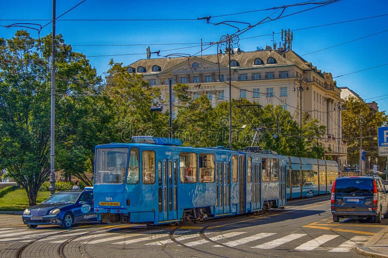 Flou sélectif sur le tramway crotram tmk 220 appartenant au tramway zagreb. Flou sélectif sur le tramway crotram tmk 220 appartenant au système de tramway zagreb également appelé zagrebacki elektricni tramvaj dans le centre-ville de la capitale.