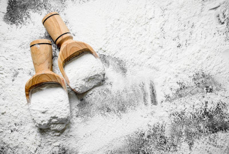 Flour in wooden scoops stock photography Flour in wooden scoops stock photography