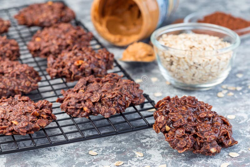Flourless non non cuocia i biscotti del cioccolato della farina d'avena e del burro di arachidi sullo scaffale di raffreddamento