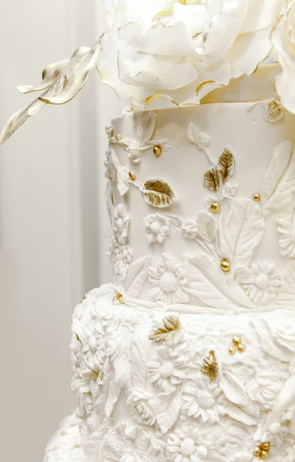 Flower decoration on wedding cake