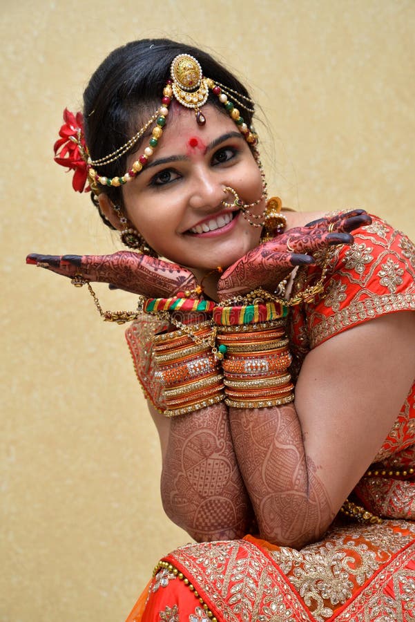 Dreamy bengali bride look.  http://www.maharaniweddings.com/gallery/photo/100786 | Indian wedding  photos, Indian bridal photos, Indian bride poses