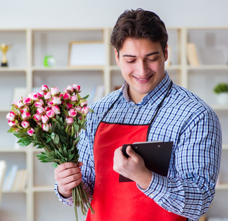 The shop assistant helped me. Бизнес ассистент с цветами. Assistant of Florist. Shop Assistant at Flower shop.