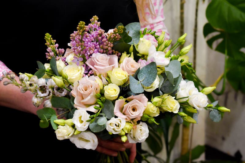 Floral Courses. Picking Up a Bouquet of Fresh Flowers. Floral Hobby Floral Courses. Picking Up a Bouquet of Fresh Flowers. Floral Hobby