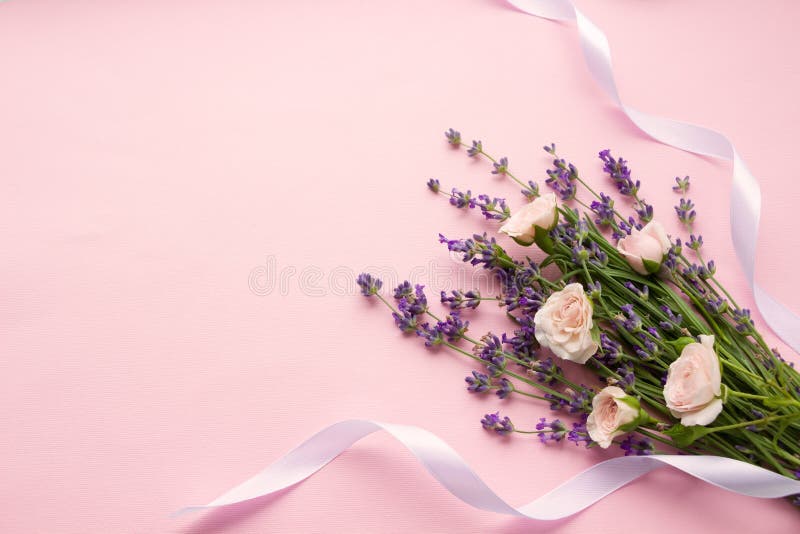 Thiết kế phẳng hoa với sắc hồng và lavender trên nền hồng là một lựa chọn hoàn hảo cho những ai yêu thích sự tươi trẻ và nữ tính. Bức ảnh đầy thú vị này sẽ giúp bạn tạo nên một không gian đa dạng và phong phú trên máy tính của mình.