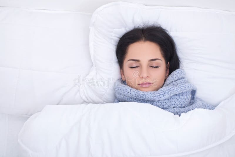 flu Jovem mulher doente que descansa na cama em casa foto de stock flu Jovem mulher doente que descansa na cama em casa foto de stock