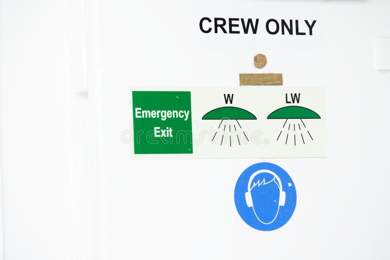 Fluchtwegunterzeichnen Bordfährenschiff für Crew und Fluggäste stockfoto