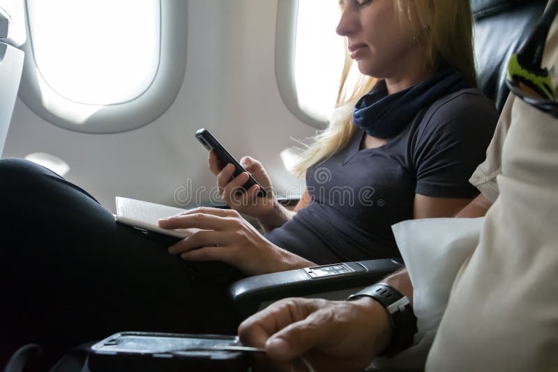 Flug-Passagier, der in den Flugzeugen sitzt stockfotos Flug-Passagier, der in den Flugzeugen sitzt stockfotos
