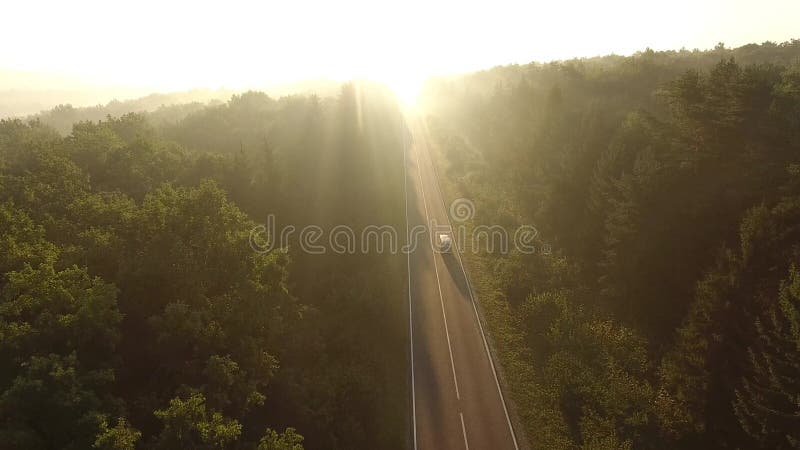 Flug über der Straße bei Sonnenaufgang