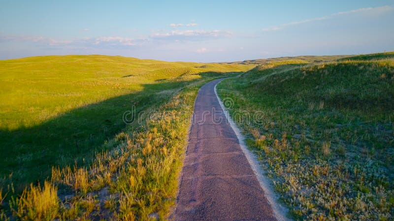 Flug über einer schmalen backcountry Straße des Wegs in Nebraska Sandhill