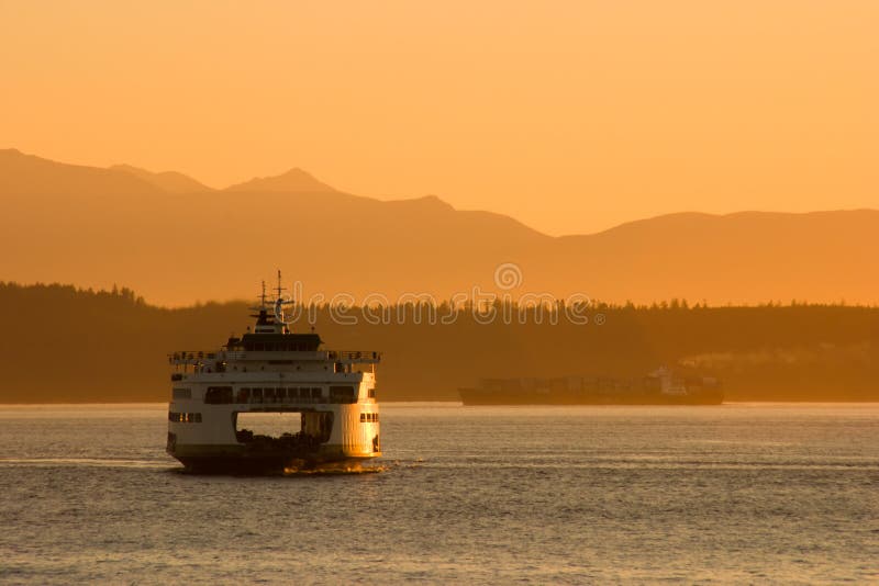 Fluggast-Fähre am Sonnenuntergang stockbild Fluggast-Fähre am Sonnenuntergang stockbild