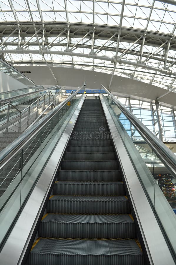 Flughafen-Rolltreppe, die steigt lizenzfreies stockbild Flughafen-Rolltreppe, die steigt lizenzfreies stockbild