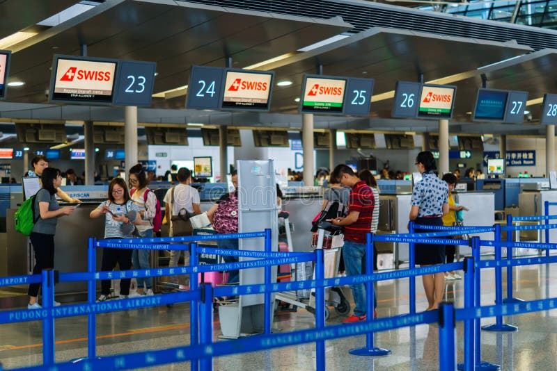 Flughafenabfertigungsschaltersteuerung, Schweizer Luft, Shanghai Pudong-Flughafen, China lizenzfreie stockfotos Flughafenabfertigungsschaltersteuerung, Schweizer Luft, Shanghai Pudong-Flughafen, China lizenzfreie stockfotos