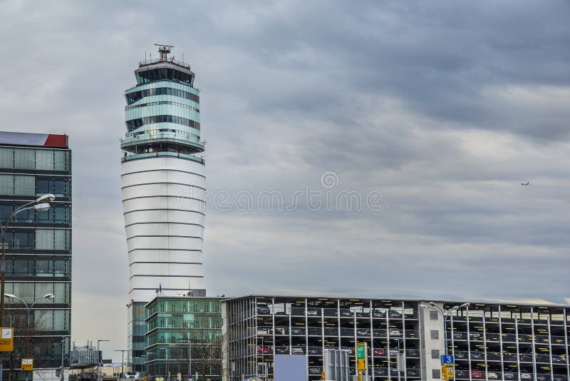 Wien-Flughafenkontrollturm stockbild. Bild von österreich ...