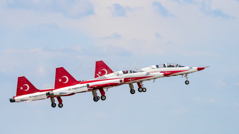 Flugschau Bukarests internationale NEIGUNG, türkische Luftwaffenteamdemonstration stockbilder Flugschau Bukarests internationale NEIGUNG, türkische Luftwaffenteamdemonstration stockbilder