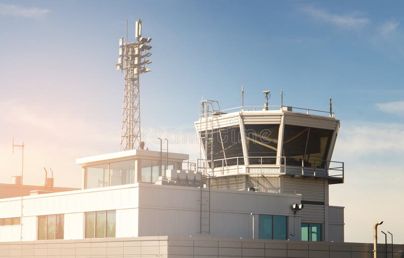 Flugsicherungsgebäude und -turm in einem kleinen Flughafen stockfotografie Flugsicherungsgebäude und -turm in einem kleinen Flughafen stockfotografie