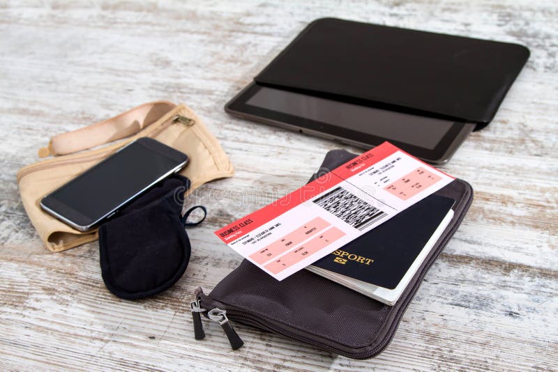Flugticket, Pass und Elektronik stockfoto Flugticket, Pass und Elektronik stockfoto