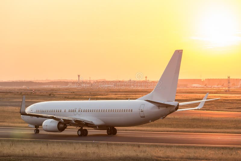 Flugzeug auf einem beginnenden Rollbahnabendsonnenuntergang stockfotos Flugzeug auf einem beginnenden Rollbahnabendsonnenuntergang stockfotos