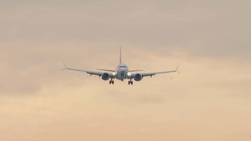 Flugzeug bei Sonnenuntergang stock video footage