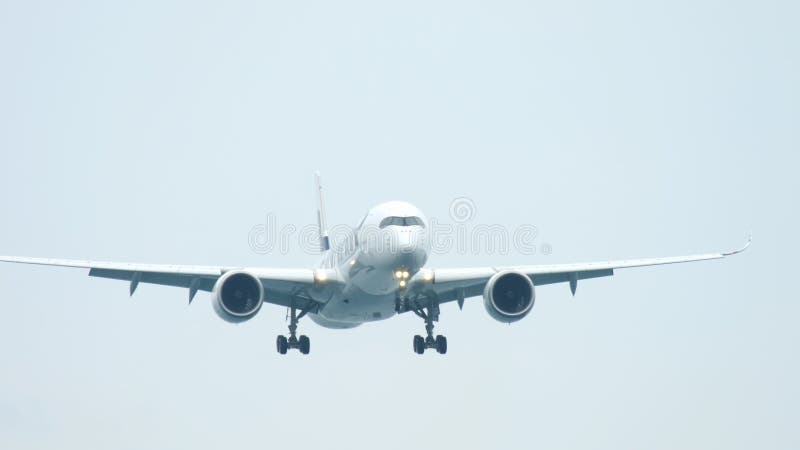 Flugzeug, das Phuket-Flughafen sich nähert stock video