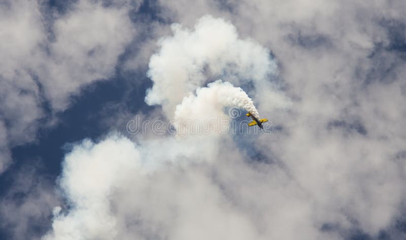 Flugzeug, das Rauchbremsungen macht stockfotos Flugzeug, das Rauchbremsungen macht stockfotos