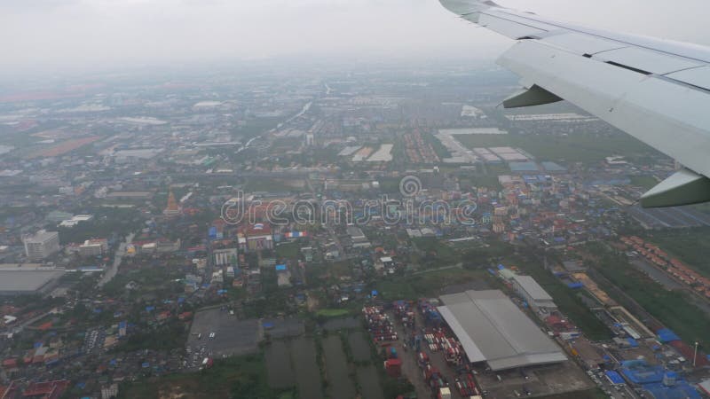 Flugzeug, das vor der Landung während des Regens sich nähert stock footage