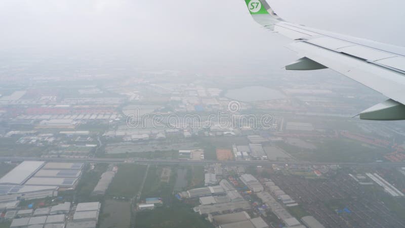Flugzeug, das vor der Landung während des Regens sich nähert stock video footage