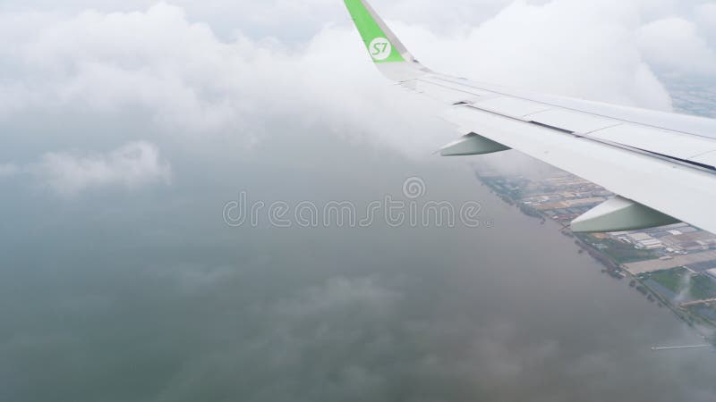 Flugzeug, das vor der Landung während des Regens sich nähert stock video footage