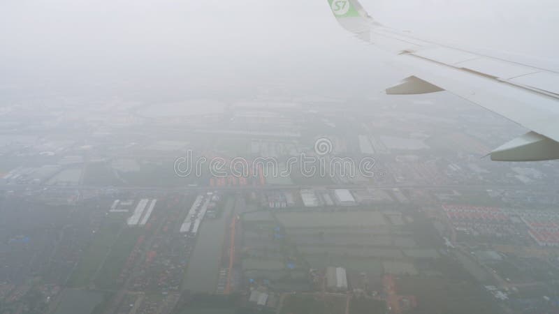 Flugzeug, das vor der Landung während des Regens sich nähert stock footage