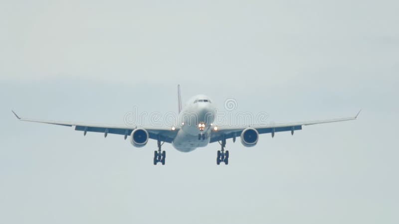 Flugzeug, das über Ozean sich nähert stock footage