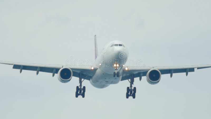 Flugzeug, das über Ozean sich nähert stock footage
