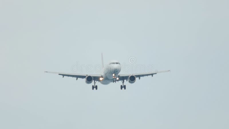Flugzeug, das über Ozean sich nähert stock footage