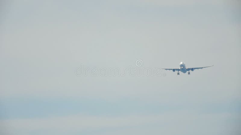 Flugzeug, das über Ozean sich nähert stock video