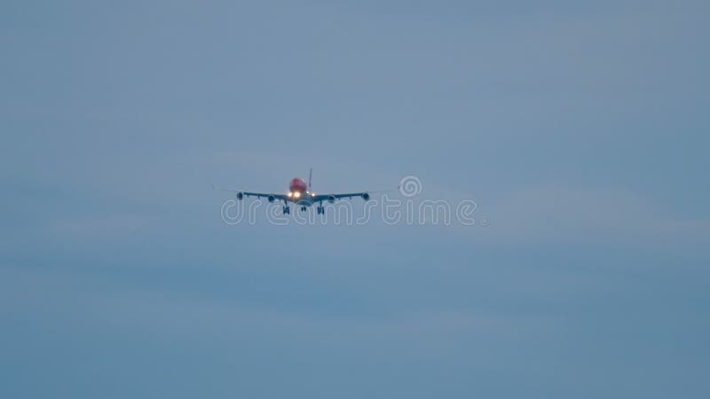 Flugzeug, das über Ozean sich nähert stock video footage
