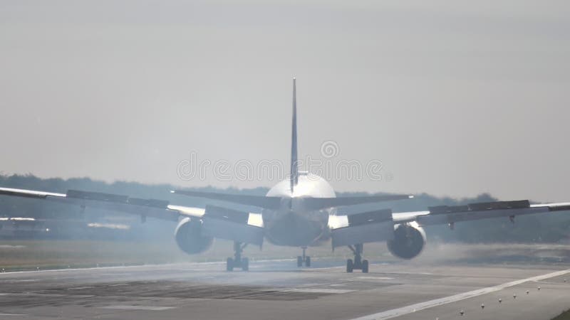 Flugzeug am frühen Morgen nähert und landet stock footage