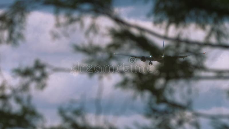 Flugzeug am Himmel nähert Landung stock footage