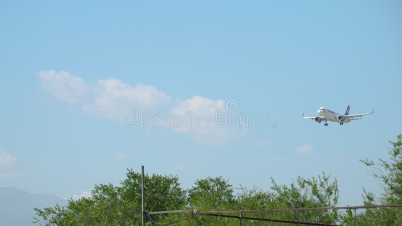 Flugzeug nähert Landung stock footage