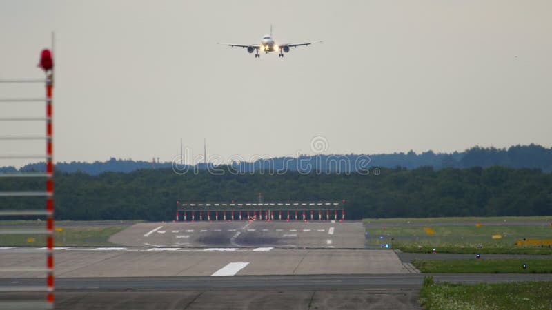 Flugzeug vor der Landung stock video