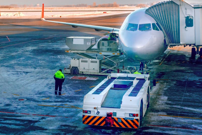 Flugzeuge, die zur jetway oder des Passagiers teleskopischen Passage auf dem Flughafenschutzblech befestigt werden Bereitet sich lizenzfreies stockbild Flugzeuge, die zur jetway oder des Passagiers teleskopischen Passage auf dem Flughafenschutzblech befestigt werden Bereitet sich lizenzfreies stockbild