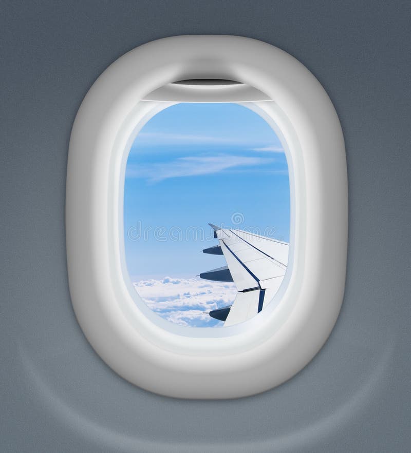 Flugzeugfenster mit Flügel und bewölktem Himmel