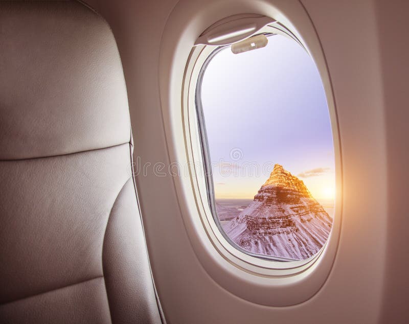 Flugzeuginnenraum mit Fensteransicht von Kirkjufell-Berg, Icela lizenzfreie stockfotos Flugzeuginnenraum mit Fensteransicht von Kirkjufell-Berg, Icela lizenzfreie stockfotos