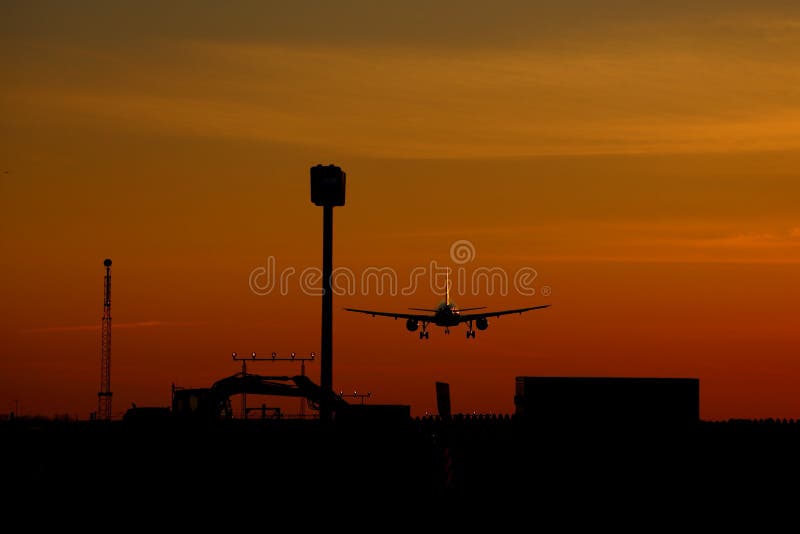 Flugzeuglandung bei Sonnenuntergang an Montreal--Trudeauflughafen, Montreal stockfoto Flugzeuglandung bei Sonnenuntergang an Montreal--Trudeauflughafen, Montreal stockfoto