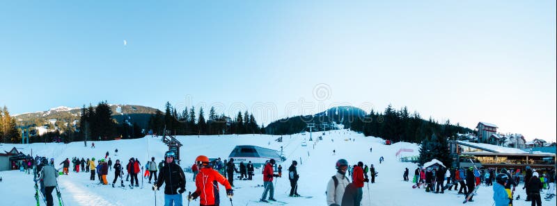 FLUITER, BC, CANADA - 14 JANUARI, 2019: Een mening van skiërs die onderaan de heuvel komen zoals die van Fluiterdorp wordt gezien stock afbeeldingen FLUITER, BC, CANADA - 14 JANUARI, 2019: Een mening van skiërs die onderaan de heuvel komen zoals die van Fluiterdorp wordt gezien stock afbeeldingen