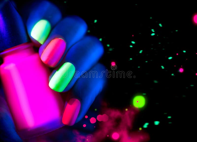 Fluorescente nailpolish Manierspijkers in neonlicht