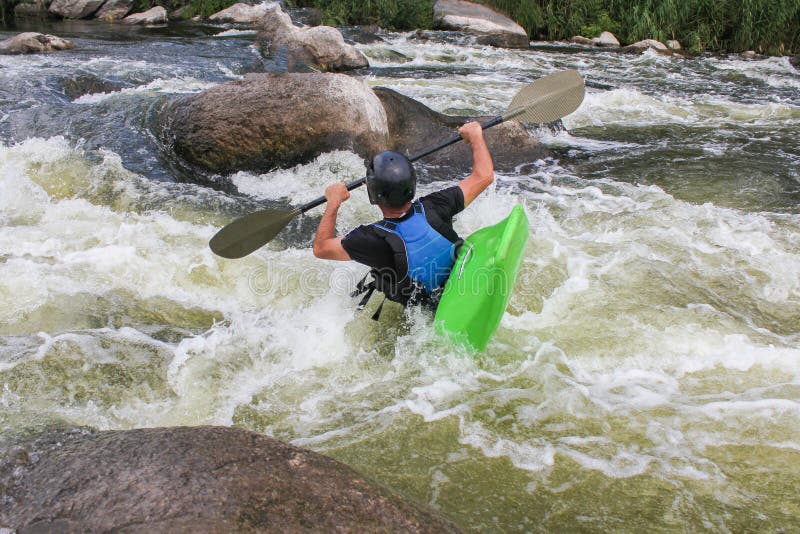 Fluss, der als Extrem- und Spaßsport Kayak fährt lizenzfreie stockfotos Fluss, der als Extrem- und Spaßsport Kayak fährt lizenzfreie stockfotos