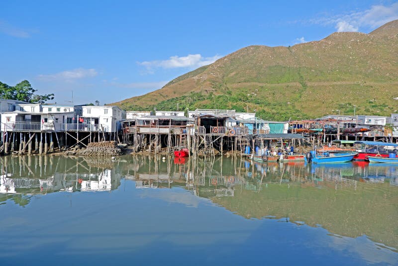 Fluss, Holzhaus und Dorf mit Reflexion in Hong Kong-Landschaft lizenzfreie stockfotografie Fluss, Holzhaus und Dorf mit Reflexion in Hong Kong-Landschaft lizenzfreie stockfotografie
