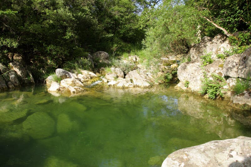 Fluss lauquet in Corbieres, Frankreich lizenzfreie stockfotografie Fluss lauquet in Corbieres, Frankreich lizenzfreie stockfotografie