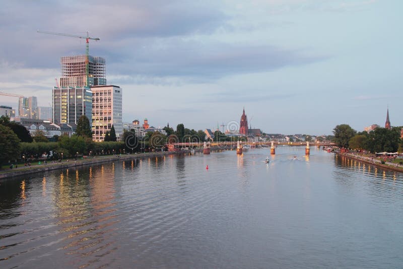 Fluss und Stadt am Abend Frankfurt-am-Main, Deutschland stockbilder Fluss und Stadt am Abend Frankfurt-am-Main, Deutschland stockbilder