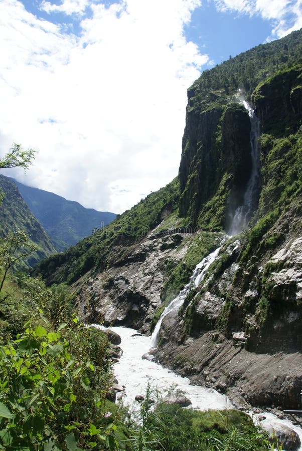 Fluss, Wasserfall, Berglandschaft lizenzfreie stockbilder