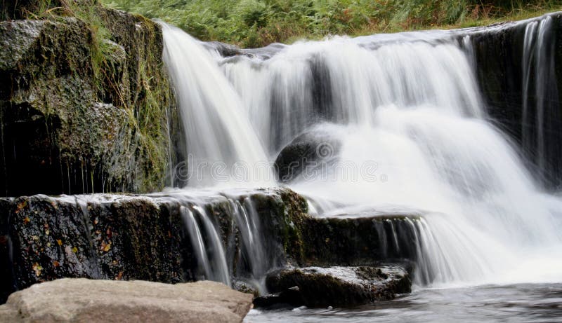 Download Flusso Nella Campagna Britannica Fotografia Stock - Immagine di valle, acqua: 217496
